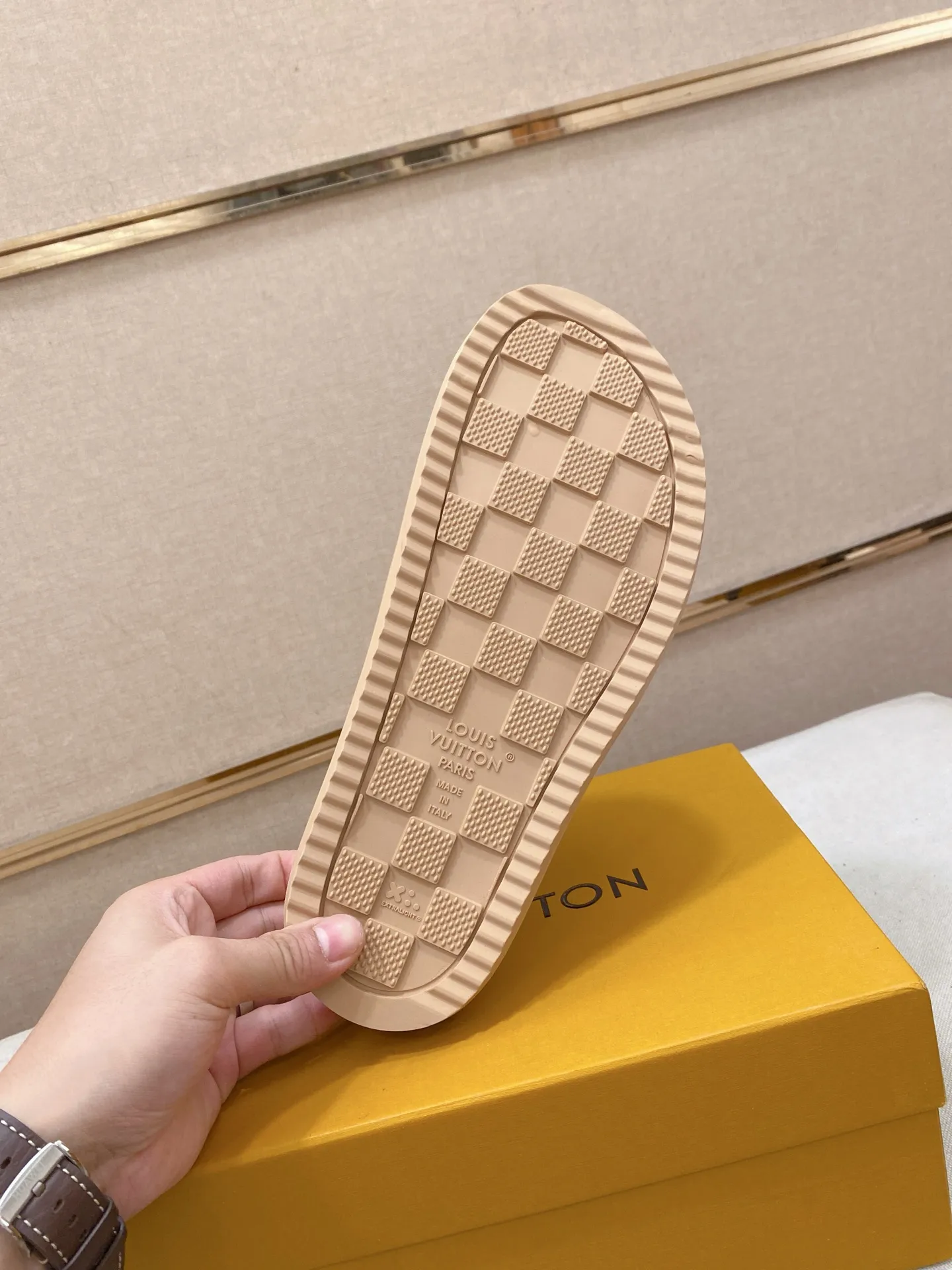 Men's shoes 💰: 360💰LV made 🔍Top purchasing agents, men's spring and summer slippers are available at the same counter. The uppers are made of Italian imported denim with logo graphics and high-quality craftsmanship. The soles are original soles specially provided by the original factory. The exclusive movable molded soles are super comfortable. Original factory follow-up products. 🔍🔍High quality. You can enter and exit the counter at will. Welcome to compare. The code number is 38-44.